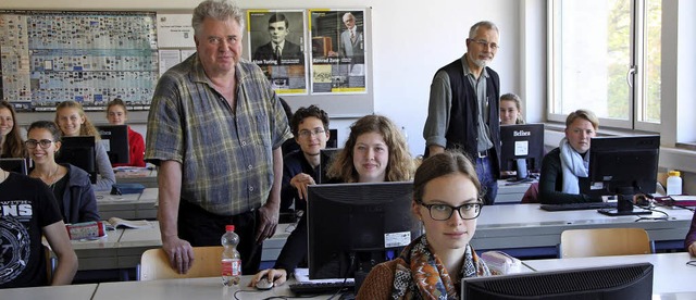 Wolfgang Kolep (links) von der Agentur...glichkeiten zur Berufsorientierung.    | Foto: Susanne Kanele