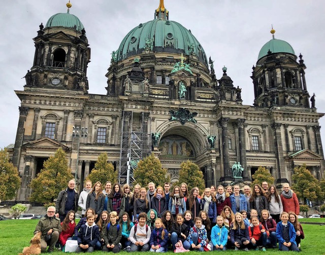 Die Jugendkantorei vor dem Dom mit Bus...ugustin und dessen Hund Nathan (links)  | Foto: privat