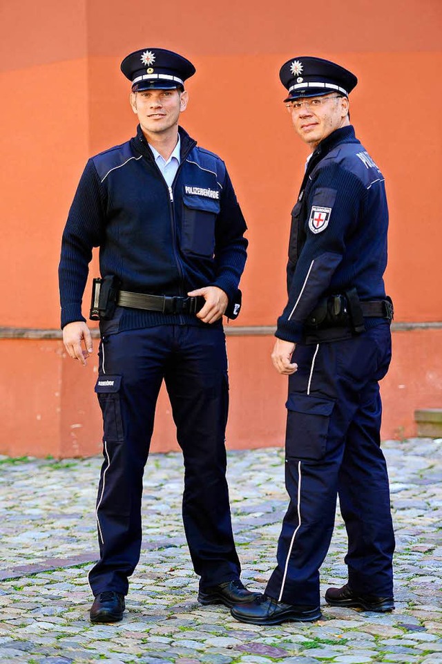 VD-Leiter Ramon Oswald (links) und Mit...pach prsentieren die neuen Uniformen.  | Foto: Ingo Schneider