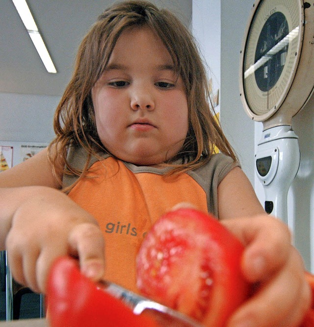 Das bergewichtige Mdchen lernt in einem Kurs, wie gesundes Essen aussieht.   | Foto: DPA