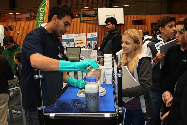 Bei der Job-Start-Brse geht es auch d...e zu veranschaulichen und zu erklren.  | Foto: Christiane Franz