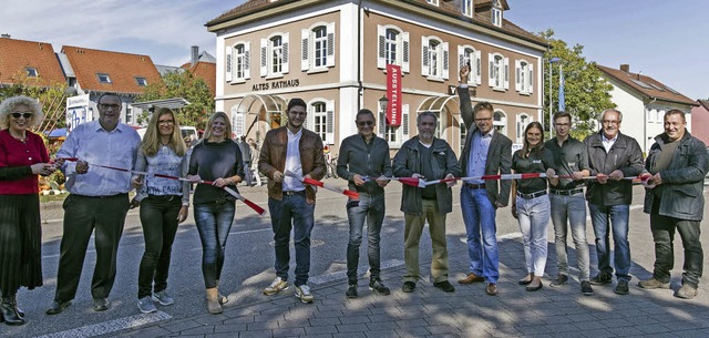 Startschuss vor dem Alten Rathaus:  Mitglieder des Gewerbeverbunds Rust   | Foto: b.rein