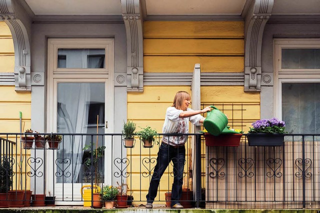 Eine Nachbarin giet Blumen: Das und v...rnetplattform fr Nachbarschaftshilfe.  | Foto: Nebenan.de