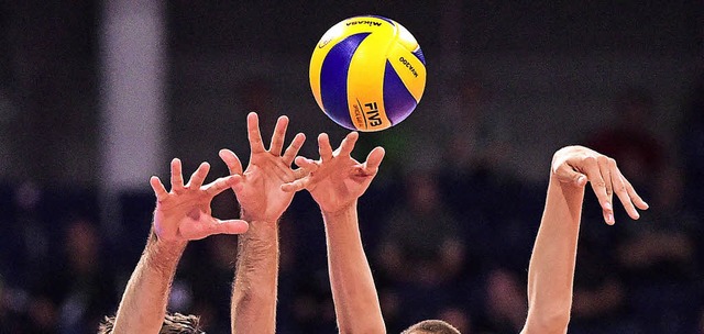 Ein guter Block kann im Volleyball spi...am Wochenende  der Ligenspielbetrieb.   | Foto: DPA
