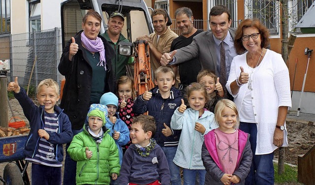 Steffi Wendle (Erzieherin), Dieter Sch...mbruster freuen sich mit den Kindern.   | Foto: Privat