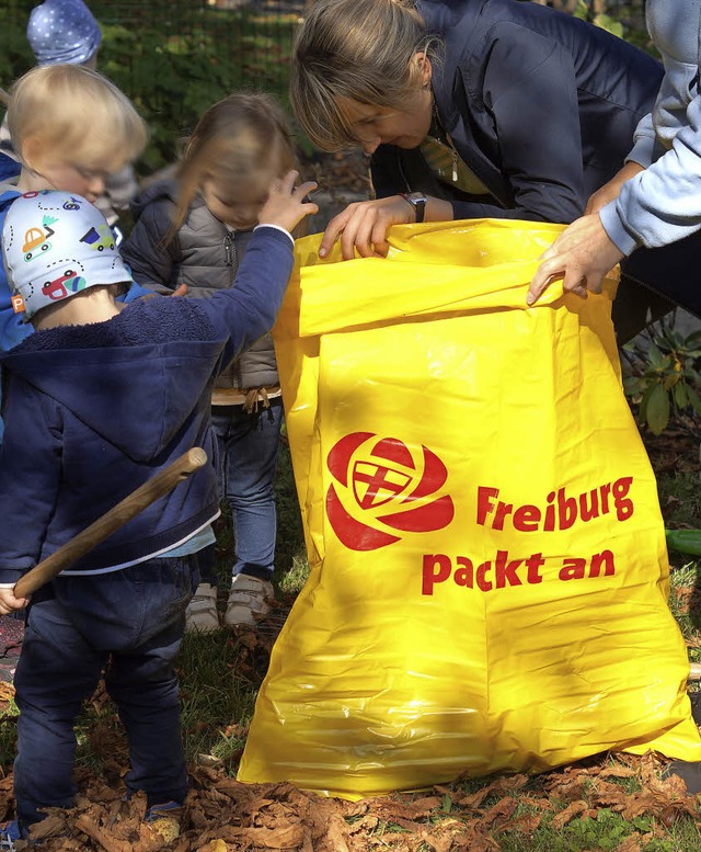 <BZ-FotoAnlauf>Kinderarbeit I:</BZ-FotoAnlauf> Die Bltter mssen in den Sack.  | Foto: Privat