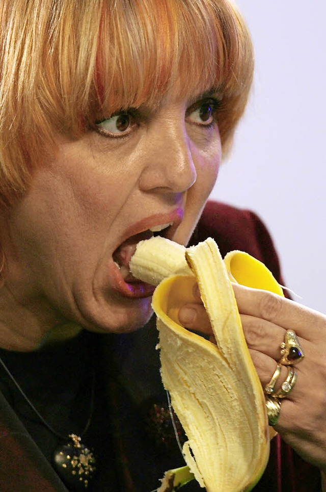 Isst gern  Bananen: die Grnen-Politikerin  Claudia Roth.  | Foto: Oliver Berg