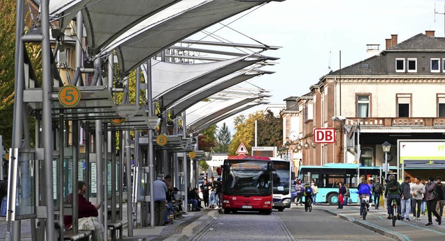 Auch eine Entzerrung des Busaufkommens... Farbe der knftigen Stadtbusse sein.   | Foto: Ralf Burgmaier/BZ-INFOGRAFIK