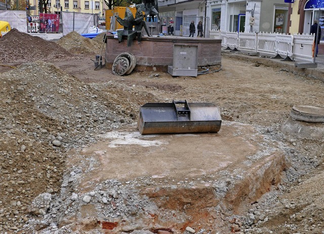 Das Fundament, das jetzt bei den Bauar...e. Im Hintergrund der Narrenbrunnen.    | Foto: Burgmaier