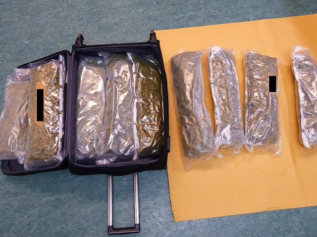 14 ein Kilo schwere Pckchen Marihuana hat die Polizei entdeckt.  | Foto: Polizei