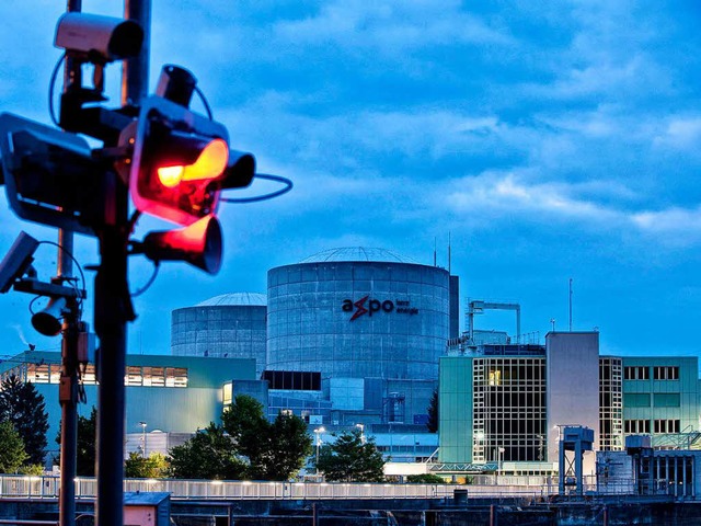 Steht derzeit mal wieder im Rampenlicht: Das Atomkraftwerk Beznau  | Foto: dpa