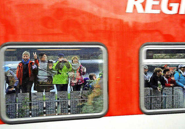 Auf Klassenfahrt: Die Viertklssler un...see spiegeln sich in zwei Zugfenstern.  | Foto: Privat