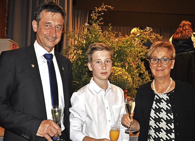 Christoph Hoffmann mit Sohn Fritz und Ehefrau Cordula (von links).  | Foto: Jutta Schtz