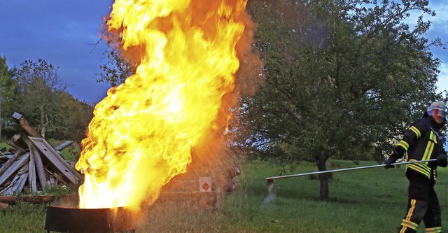 Das passiert, wenn Wasser in brennende...sen wird &#8211; es brennt lichterloh.  | Foto: Dorothe Kuhlmann