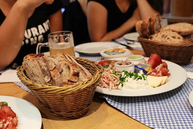 Beim Restaurant Hopping erlebt man drei verschiedene Freiburger Szenen.  | Foto: Marissa Mller