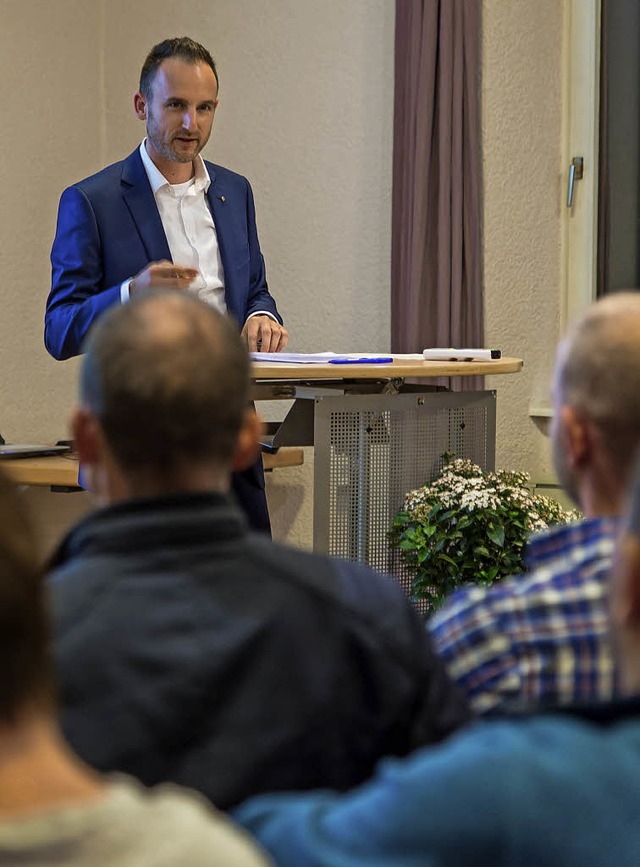Dominik Fehringer spricht in Kappel-Grafenhausen.   | Foto: Olaf Michel