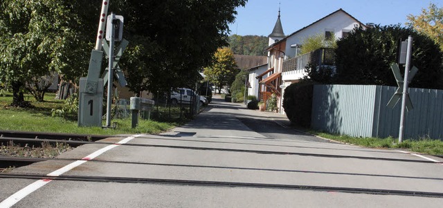 Der Bahnbergang bei der Flerhalle k...eplanten Bahnhalt in Wallbach werden.   | Foto: Jrn Kerckhoff