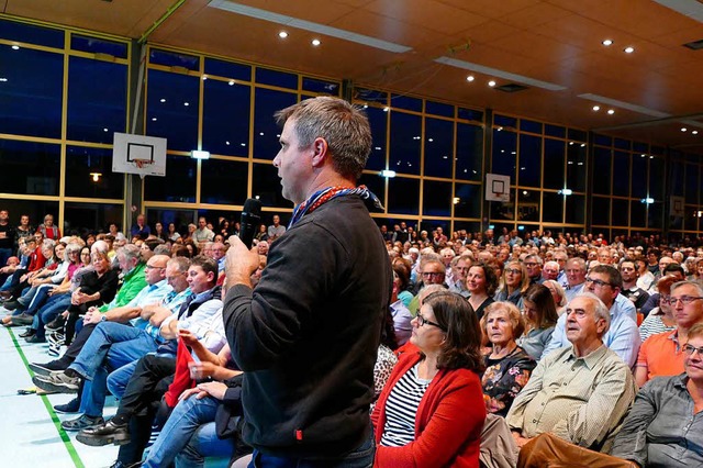 In der voll besetzten Ihringer Halle r...Fragen an die Brgermeisterkandidaten.  | Foto: Pohrt