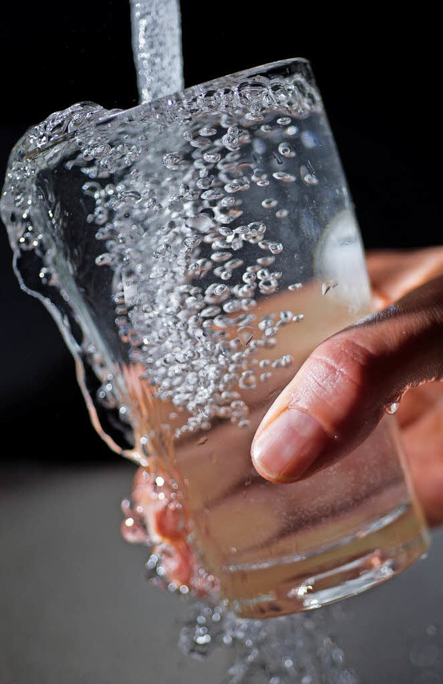 Was kostet die Gemeinde das Trinkwasse... es in der Sitzung im November gehen.   | Foto: DPA