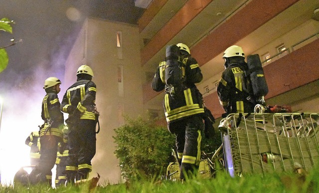 Mit Atemschutzmasken lschten die Feue...n Kellerbrand in der Schwabenstrae 6.  | Foto: Max Schuler