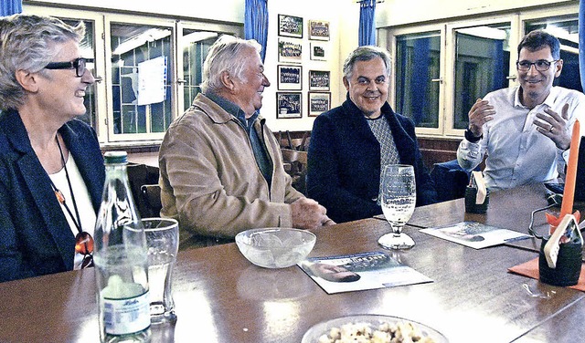 Drei Zuhrer kamen zu Lars Brgners Wa...nwesenden seine Politik zu erklren.    | Foto: Max Schuler