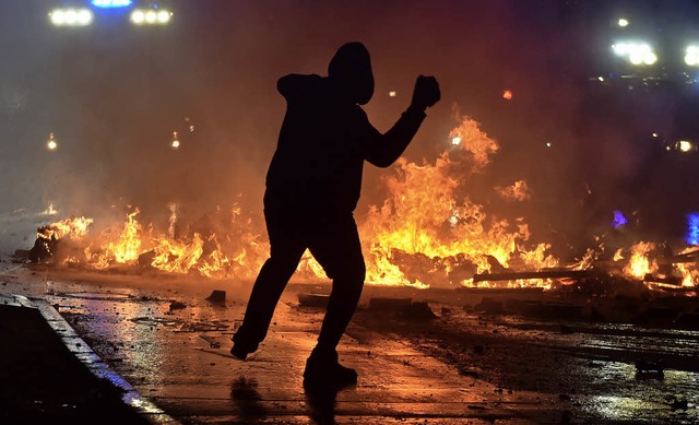 Steinewerfer am 7. Juli in Hamburg   | Foto: AFP