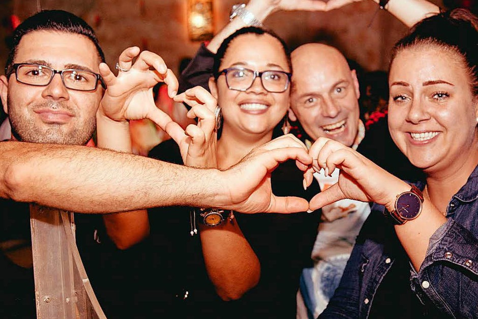 Bei der Veranstaltung "I love Knutschen" im Harmonie Gewölbekeller dreht sich alles um die Liebe. (Foto: Julia Klaus) Bei der Veranstaltung "I love Knutschen" im Harmonie Gewölbekeller dreht sich alles um die Liebe. (Foto: Julia Klaus)