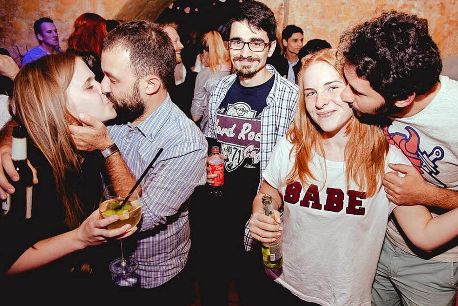 Bei der Veranstaltung "I love Knutschen" im Harmonie Gewölbekeller dreht sich alles um die Liebe. (Foto: Julia Klaus) Bei der Veranstaltung "I love Knutschen" im Harmonie Gewölbekeller dreht sich alles um die Liebe. (Foto: Julia Klaus)