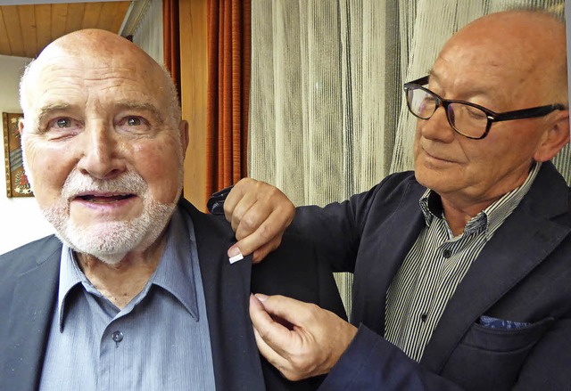 Willy Lehmann bekommt von Gustl Frey d...rige ist seit 60 Jahren CDU-Mitglied.   | Foto: Peter Stellmach