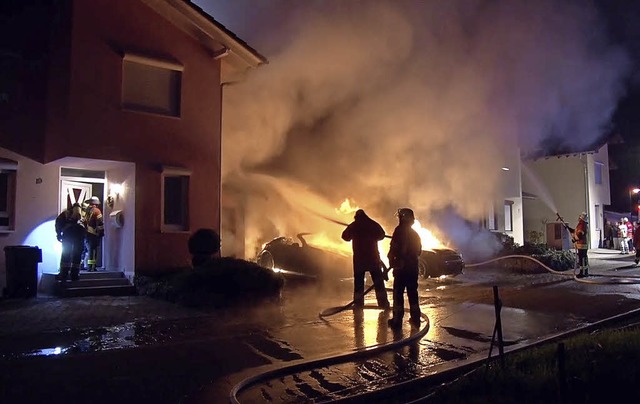 Neben dem Wohngebude brannten zwei Carports.   | Foto: Wolfgang Knstle