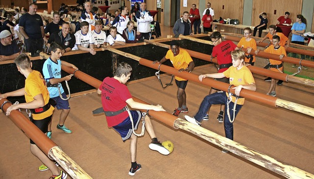 Flotte Kids kickten gestern beim Mensc...ornimont (gelbe Trikots) und Hsingen.  | Foto: Ralph Lacher