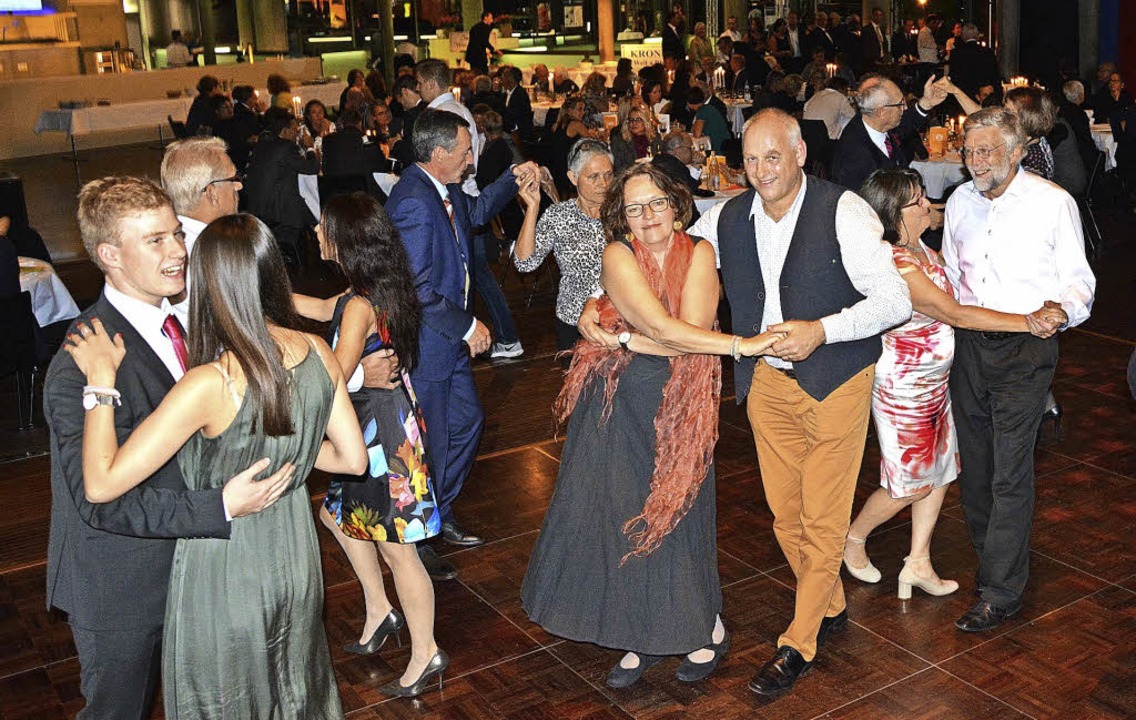 Tanzen und  gut essen sind feste Besta...fizgala der Brgerstiftung im Burghof.  | Foto: Barbara Ruda