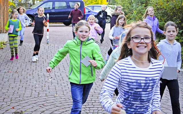 Die Teilnehmer liefen in insgesamt 6000 Runden um das Schulhaus.   | Foto: Bertsch
