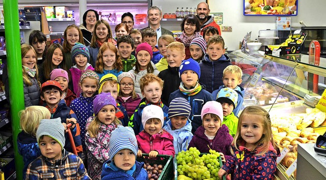 Schler und Kindergartenkinder waren g...im Dorfladen,  um ihr Obst abzuholen.   | Foto: Liane Schilling