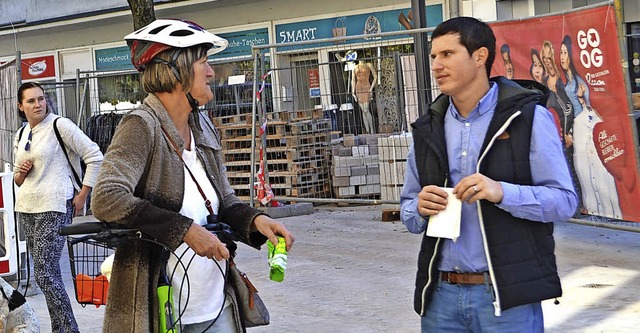 Fabian Feigenbaum von der Stadtverwalt...eine Radfahrerin auf dem Lindenplatz.   | Foto: Karin Reimold