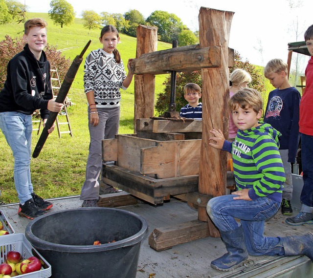 Familientag im Liederbachtal: Mit eine... Kinder ihren eigenen Apfelsaft her.    | Foto: Dinort