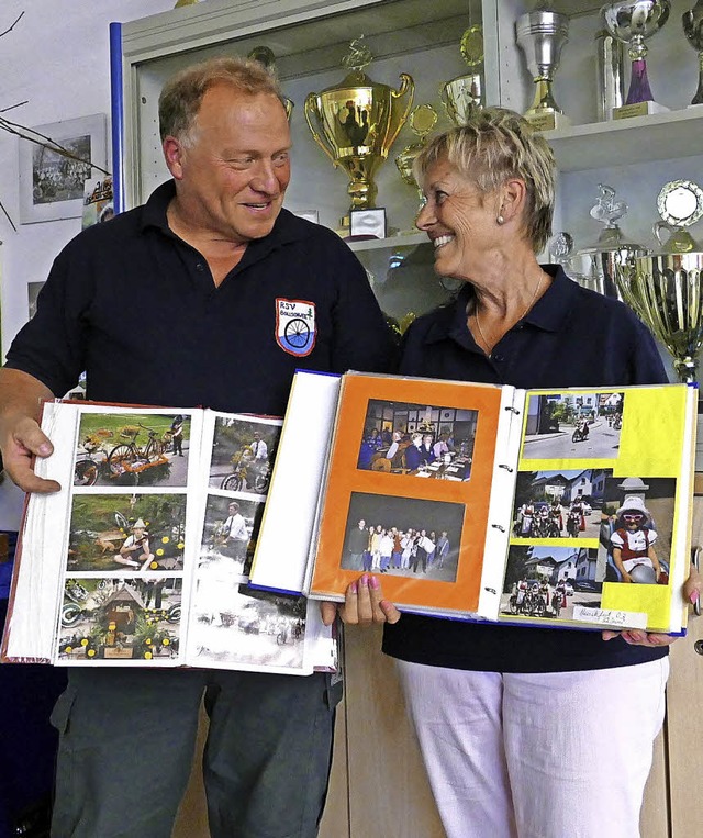 Gisela Daul und Johannes Wiesler teile...vielen Jahren Vereinsarbeit erzhlen.   | Foto: Nicola Schwannauer