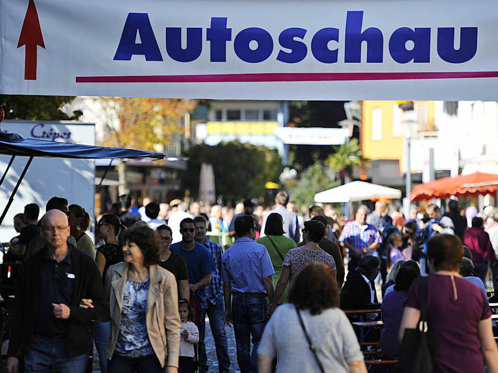 Auf zur Autoschau am Bahnhofsplatz, der kleinen IAA in der Kurstadt