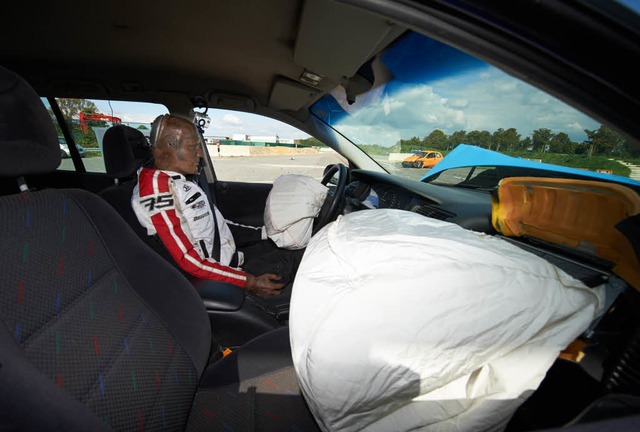 Ein Airbag kann Leben retten. Das tech...oto zeigt einen Crashtest in Mnster.   | Foto:  dpa