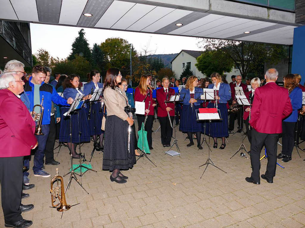 Musikerinnen und Musiker aus allen Sthlinger Musikvereinen bildeten einen Gesamtchor, um dem neuen Brgermeister zu gratulieren.