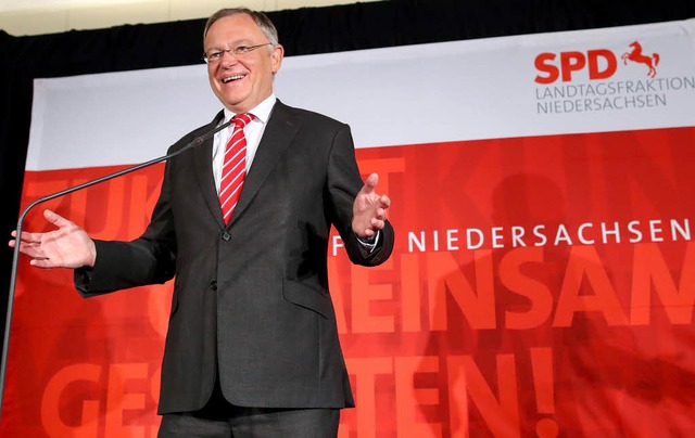 Strahlender Sieger: SPD-Ministerprsident Stephan Weil  am Wahlabend in Hannover  | Foto: AFP