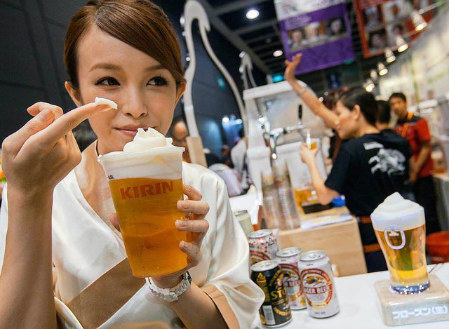 Ob dieses Bier auch schn macht? Ebenf...Marketingidee aus Japan: Frozen Beer.   | Foto: dpa