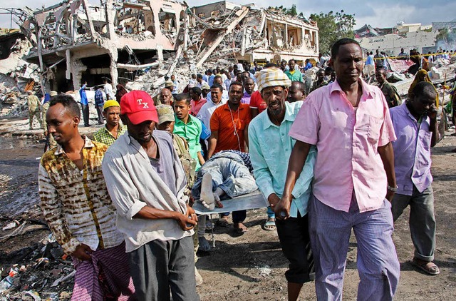 Somalier bergen Opfer nach der gewaltigen Detonation.  | Foto: dpa