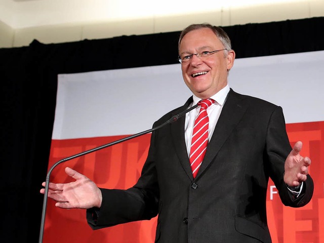 Strahlender Sieger: SPD-Ministerprsident Stephan Weil  am Wahlabend in Hannover  | Foto: AFP