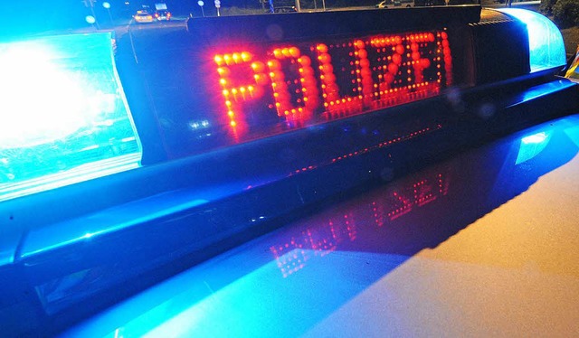 Zu einem Unfall musste die Polizei am Montag in Lrrach ausrcken (Symbolbild).  | Foto: dpa