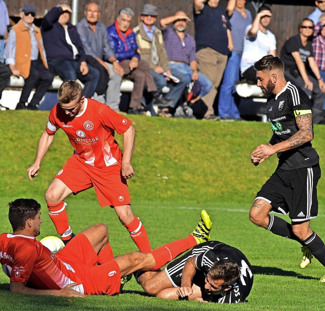 Intensives Spiel im Haslachstadion: Di...oden) und Daniel Passarella (rechts).   | Foto: Wolfgang Scheu