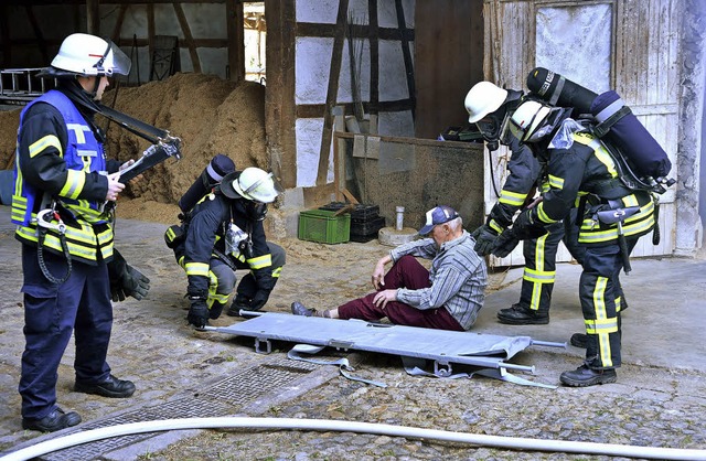 Gerettete Brandopfer werden in Sicherheit gebracht.  | Foto: Wolfgang knstle