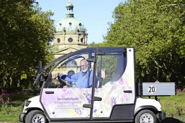 Neues Elektromobil fr die Fahrt zu den Grbern auf dem Hauptfriedhof