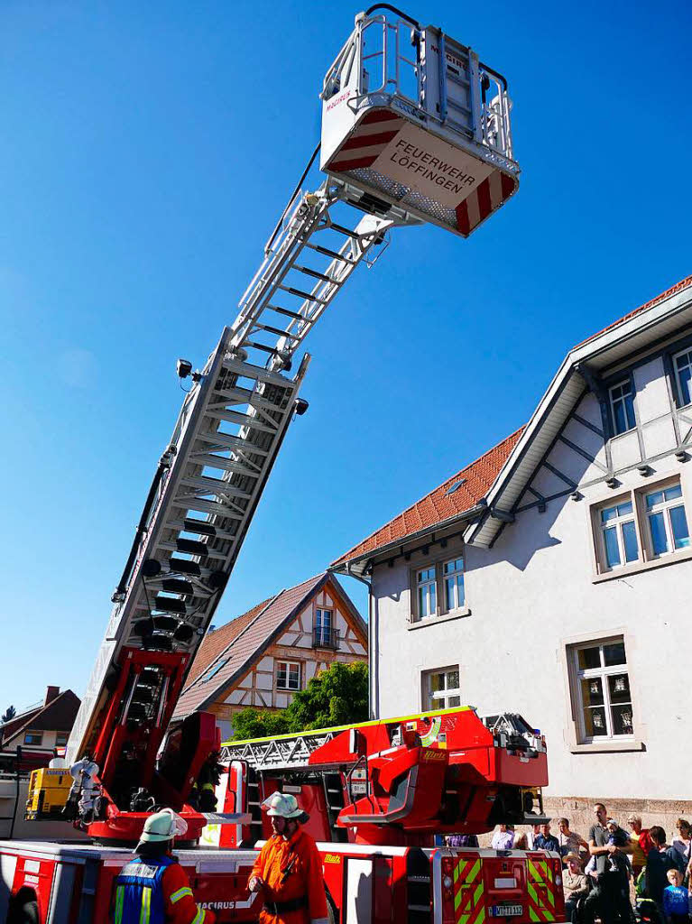 Rund 170 Einsatzkrfte probten an der Chilbiprobe der Feuerwehr Bonndorf gemeinsam den Ernstfall. Angenommen wurde ein Brand im Altenheim, parallel dazu mussten eingeklemmte Personen aus zwei Unfallautos befreit werden.