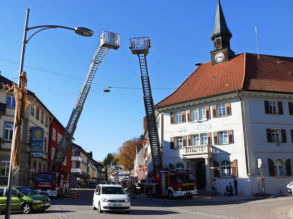 Rund 170 Einsatzkrfte probten an der Chilbiprobe der Feuerwehr Bonndorf gemeinsam den Ernstfall. Angenommen wurde ein Brand im Altenheim, parallel dazu mussten eingeklemmte Personen aus zwei Unfallautos befreit werden.